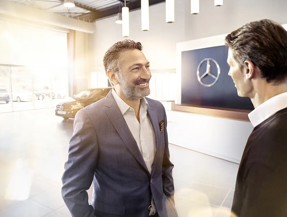 Mitarbeitergespräch in Mercedes Benz Werkstatt