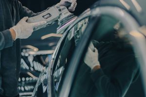 Fahrzeuglack wird mit Maschine poliert